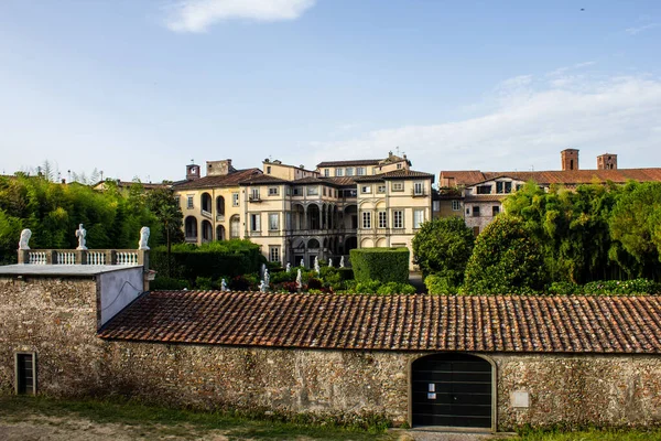 ルッカ イタリア 2017年7月9日 市壁からのファナー宮殿と庭園の眺め — ストック写真