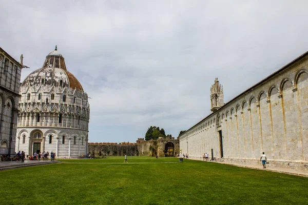 Piza Włochy Lipca 2017 Widok Turystów San Giovanni Baptysterium Katedra — Zdjęcie stockowe