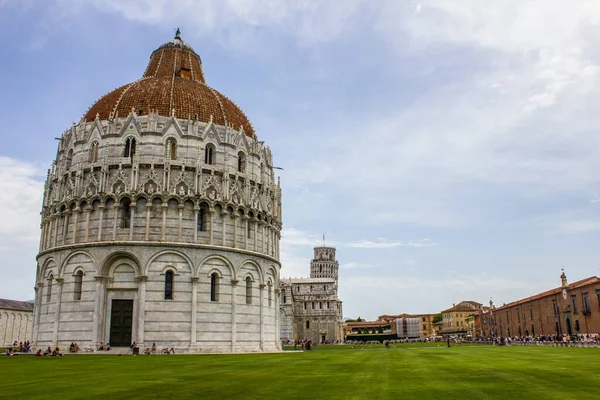 Pisa Italy July 2017 View Tourists San Giovanni Baptistery Cathedral — Stock Photo, Image