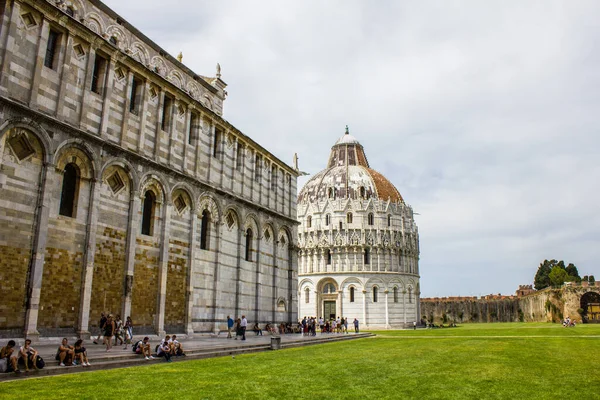 Pisa Italy July 2017 View Tourists San Giovanni Baptistery Pisa — Stock Photo, Image