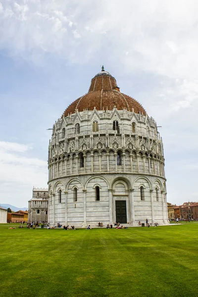 Pisa Italy July 2017 View Tourists San Giovanni Baptistery Piazza — Stock Photo, Image