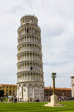Pisa, İtalya - 9 Temmuz 2017: Capitoline Wolf heykeli ile Pisa Eğik Kulesi 'nin Romulus ve Remus ile Piazza dei Miracoli' de ön planda görüntüsü