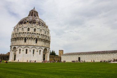 Pisa, İtalya - 8 Temmuz 2017: Piazza dei Miracoli 'de Turistler ve San Giovanni Baptistery' e Bakış