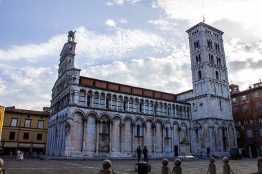 Lucca, İtalya - 9 Temmuz 2017: Lucca Eski Kasabası 'ndaki Foro Kilisesi' nde San Michele manzarası