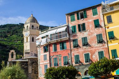 Vernazza, İtalya - 8 Temmuz 2017: Geleneksel Renkli Binalar ve Santa Margherita d 'Antiochia Kilisesi