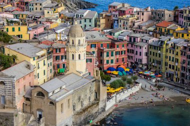 Vernazza, İtalya - 8 Temmuz 2017: Santa Margherita d 'Antiochia Kilisesi ve Renkli Binalar ile Vernazza Plajı