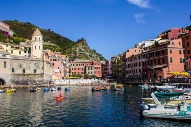 Vernazza, İtalya - 8 Temmuz 2017: Vernazza Sahili ve Santa Margherita d 'Antiochia Kilisesi ve Renkli Binalar