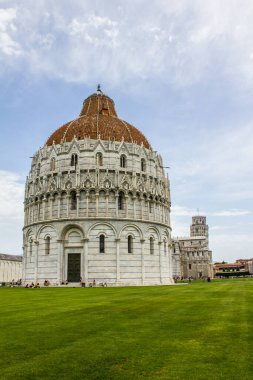 Vernazza, İtalya - 8 Temmuz 2017: Vernazza Sahili ve Santa Margherita d 'Antiochia Kilisesi ve Renkli Binalar