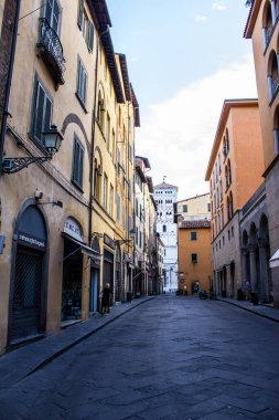 Lucca, İtalya - 9 Temmuz 2017: Arka plandaki Foro Kilisesi 'nde San Michele ile Lucca Eski Kasabası manzarası