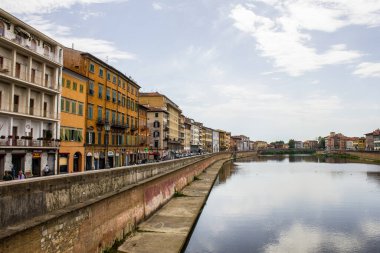 Pisa, İtalya - 8 Temmuz 2017: Bir Yaz Günü Arno Nehri 'nde Yürüyen Geleneksel Eski Binalar ve Turistlere Bakış