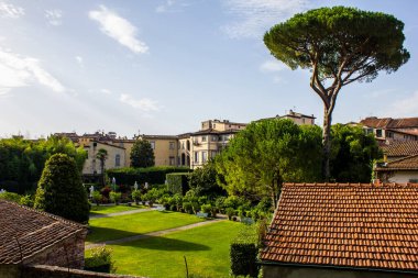 Lucca, İtalya - 9 Temmuz 2017: Şehir Duvarlarından Pfanner Sarayı ve Bahçesi