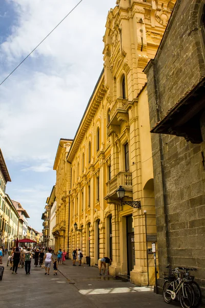 Pisa Itália Julho 2017 Vista Turistas Edifícios Antigos Tradicionais Cidade — Fotografia de Stock