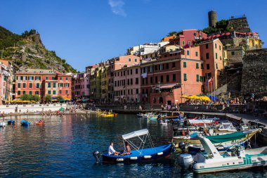 Vernazza, İtalya - 8 Temmuz 2017: Vernazza Sahili ve Santa Margherita d 'Antiochia Kilisesi ve Renkli Binalar