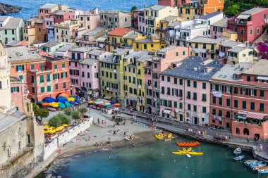 Vernazza, İtalya - 8 Temmuz 2017: Bir Yaz Günü Sahildeki İnsanlar ve Santa Margherita d 'Antiochia Kilisesi ve Renkli Binalar