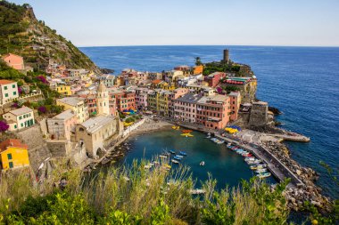 Vernazza, İtalya - 8 Temmuz 2017: Arka planda Doria Castle ile Santa Margherita d 'Antiochia Kilisesi ve Geleneksel Renkli Binalar