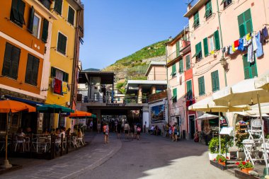 Vernazza, İtalya - 8 Temmuz 2017: Bir Yaz Günü Vernazza Eski Kasabasında Turistlere Bakış