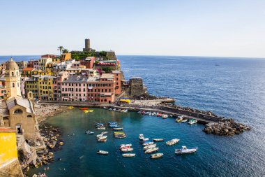 Vernazza, İtalya - 8 Temmuz 2017: Arka planda Doria Castle ile Turistler, Santa Margherita d 'Antiochia Kilisesi, Renkli Tekneler ve Evler