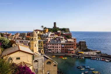 Vernazza, İtalya - 8 Temmuz 2017: Arka planda Doria Castle ile Santa Margherita d 'Antiochia Kilisesi ve Geleneksel Renkli Binalar