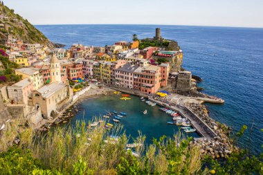Vernazza, İtalya - 8 Temmuz 2017: Arka planda Doria Castle ile Santa Margherita d 'Antiochia Kilisesi ve Geleneksel Renkli Binalar