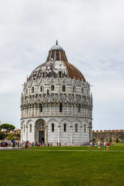 Pisa Italy July 2017 View Tourists San Giovanni Baptistery Piazza — Stock Photo, Image