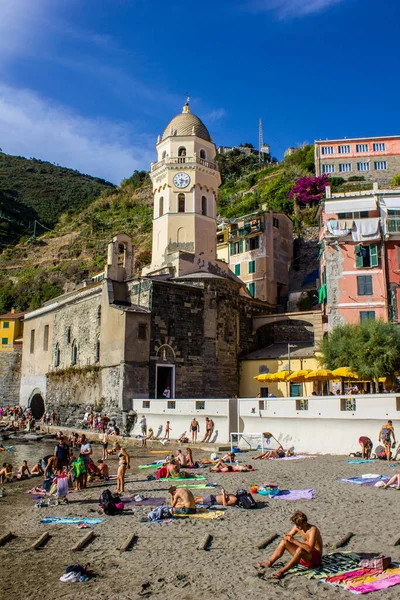 Vernazza Italy July 2017 People Beach Santa Margherita Antiochia Church — Stock Photo, Image