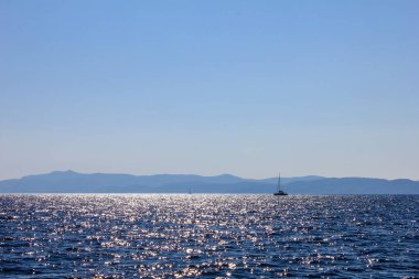 Bir yaz gününde Korcula Adası 'nda katamaran.