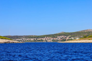 Hırvatistan 'ın Paklinski Otoci kenti arasındaki Hvar Adası manzarası