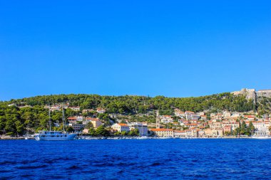 Hvar, Hırvatistan - 2 Ekim 2011: Güneşli bir günde Hvar Adası manzarası