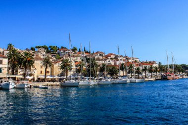 Hvar, Hırvatistan - 2 Ekim 2011: Güneşli bir günde Hvar 'daki Geleneksel Eski Ev ve Teknelerin Görünümü