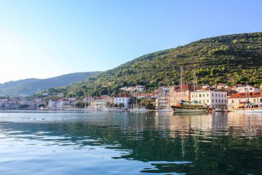 Vis Adası, Hırvatistan - 2 Ekim 2011: Güneşli bir günde Vis Adası manzarası
