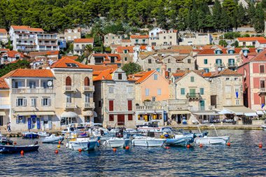 Hvar, Hırvatistan - 2 Ekim 2011: Güneşli bir günde Hvar 'daki Geleneksel Eski Ev ve Teknelerin Görünümü