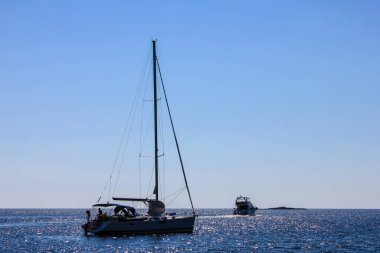 Paklinski Otoci, Hırvatistan - 2 Ekim 2011: Arka planda Paklinski Otoci ile Teknelere Bakış