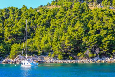 Hvar, Hırvatistan - 2 Ekim 2011: Güneşli bir günde Hvar Adası yakınlarındaki Cove yakınlarında bir yelkenlinin görüntüsü