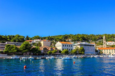 Hvar, Hırvatistan - 2 Ekim 2011: Güneşli bir günde Hvar Adası manzarası