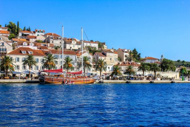 Hvar, Hırvatistan - 2 Ekim 2011: Güneşli bir günde Hvar Adası manzarası