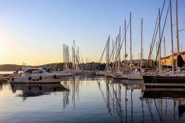 Korcula, Hırvatistan - 4 Ekim 2011: Arka planda Geleneksel Evleri olan Korcula Limanı