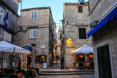 Korcula, Hırvatistan - 3 Ekim 2011: Korcula Eski Kasabasında Yürüyen İnsanların Görünümü