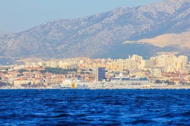 Ayrıl, Hırvatistan - 1 Ocak 2000: Güneşli bir günde bölünme manzarası