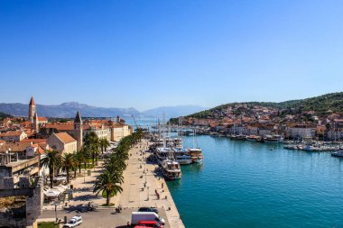 Trogir, Hırvatistan - 1 Ocak 2000: Güneşli bir günde Trogir manzarası