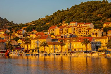 Vis Adası, Hırvatistan - 2 Ekim 2011: Güneşli bir günde Vis Adası manzarası