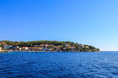 Hvar, Hırvatistan - 2 Ekim 2011: Güneşli bir günde Hvar Adası manzarası