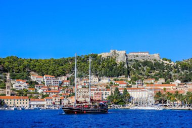 Hvar, Hırvatistan - 2 Ekim 2011: Arka planda İspanyol Kalesi ile Hvar 'ın Görünümü