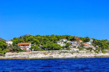 Hvar, Hırvatistan - 2 Ekim 2011: Güneşli bir günde Hvar Adası manzarası