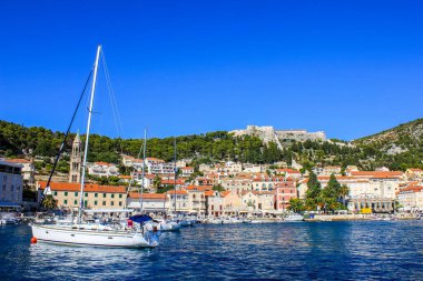 Hvar, Hırvatistan - 2 Ekim 2011: Arka planda İspanyol Kalesi ile Hvar 'ın Görünümü