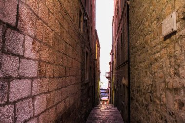 Korcula, Hırvatistan - 3 Ekim 2011: Güneşli bir günde Korcula Eski Kasabası manzarası