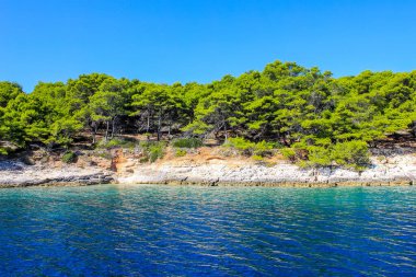 Paklinski Otoci, Hırvatistan - 2 Ekim 2011: Güneşli bir günde Paklinski Otoci 'nin görüntüsü