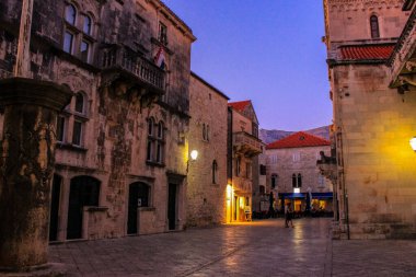 Korcula, Hırvatistan - 3 Ekim 2011: Korcula Eski Kasabasında Yürüyen Bir Çiftin Görüntüsü