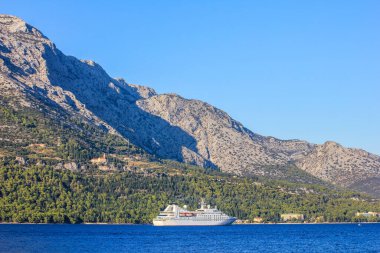 Peljesac, Hırvatistan - 3 Ekim 2011: Arka planda Peljesac ile Adriyatik Denizi 'nde Deniz Ruhu Gemi Gezisi