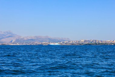 Ayrıl, Hırvatistan - 1 Ocak 2000: Güneşli bir günde bölünme manzarası