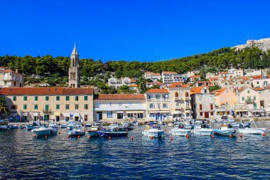 Hvar, Hırvatistan - 2 Ekim 2011: St Mark 's Kilise Kulesi ve Önplanda Tekneli Evler